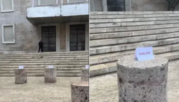 Dy herë u thyen nga protestuesit, Rama gjen zgjidhje, vendos stola betoni para Kryeministrisë: Dialog!