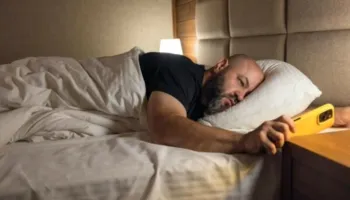 Dy në tre persona vuajnë nga gjumi i dobët, por e konsiderojnë normal: Studimi zbulon arsyen që na mban zgjuar natën