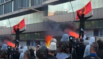 Dy vatra zjarri në Tiranë, tymi i zi mbulon zonën qendrore