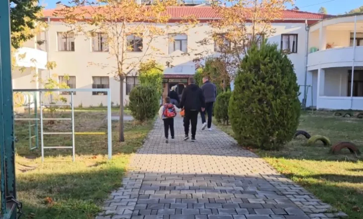 Dyshimet për helmim në kopshtin e Korçës, analizat e ushqimeve dhe ujit nuk zbulojnë ndotje bakteriale! Prindërit kërkojnë sqarime