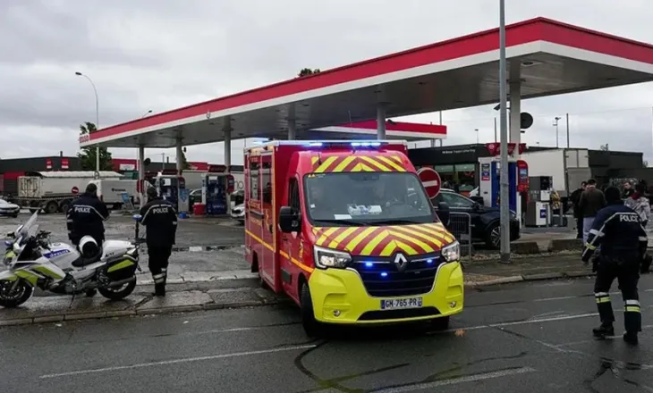 Dyshohet për sulm terrorist, një i vrarë dhe 5 të plagosur në Paris