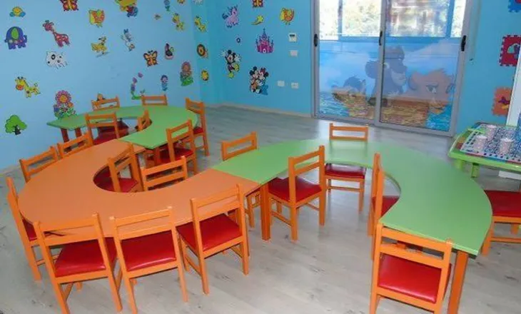 Dyshohet se dhunoi një fëmijë 4-vjeçar/ Edukatorja arrestohet pas këqyrjes së kamerave