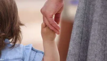 Dyshohet se keqtrajtoi 4-vjeçarin në kopsht, nëna e tij dhunon edukatoren në Fier
