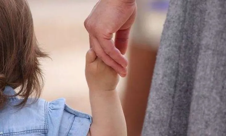 Dyshohet se keqtrajtoi 4-vjeçarin në kopsht, nëna e tij dhunon edukatoren në Fier