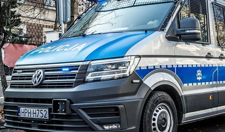 Dyshohet se po planifikonte një krim, arrestohet 16-vjeçari në Varshavë, në banesë i gjendet një arsenal sendesh të rrezikshme