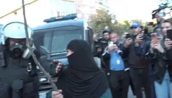 E moshuara e maskuar godet efektivët me shkop gjatë protestës: Rama ju paguan për të vrarë të rinjtë