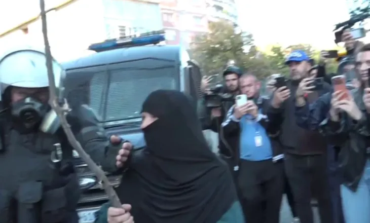 E moshuara e maskuar godet efektivët me shkop gjatë protestës: Rama ju paguan për të vrarë të rinjtë