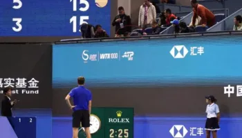 E pabesueshme në Pekin: Medvedev skualifikohet për goditjen e një spektatori, Xhokoviç-De Minaur në finale