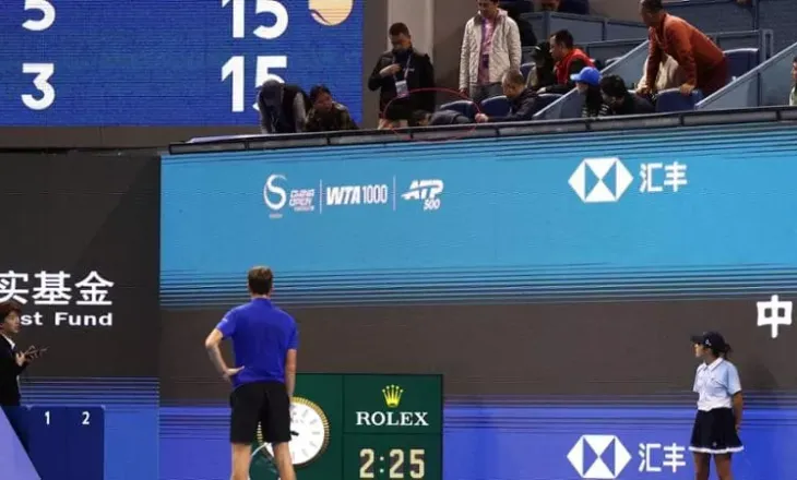 E pabesueshme në Pekin: Medvedev skualifikohet për goditjen e një spektatori, Xhokoviç-De Minaur në finale