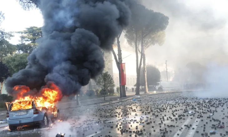 E paprecedente/ Bashkia shkul pllakat e trotuareve para protestës së studentëve
