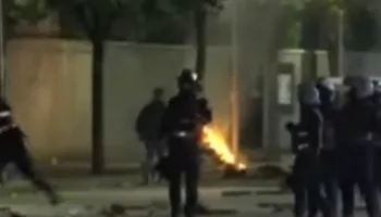 E paprecedentë në Bulevard! Efektivët e “Shqiponjave” gjuajnë me gurë drejt qytetarëve në bulevard