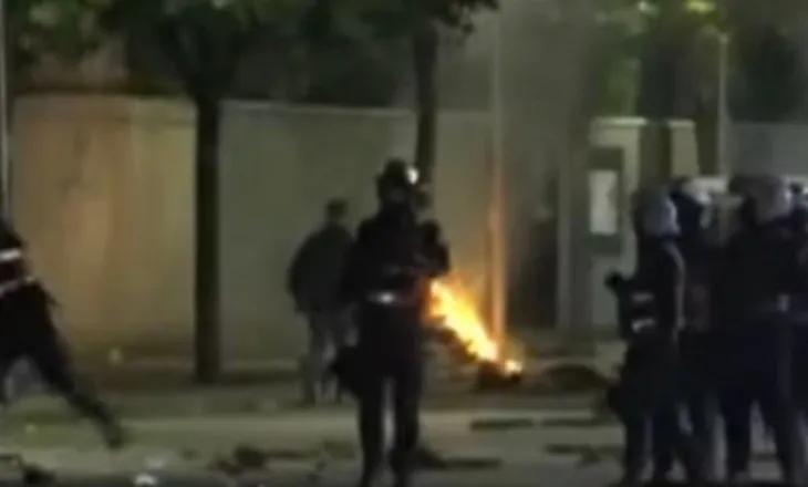 E paprecedentë në Bulevard! Efektivët e “Shqiponjave” gjuajnë me gurë drejt qytetarëve në bulevard