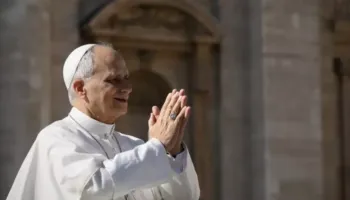 E paprecedentë/ Papa Leoni XIV voton me postë në zgjedhjet e mesmandatit në SHBA
