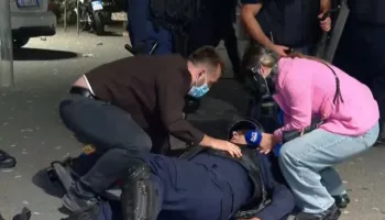 E paprecedentë, polici bie në tokë, protestuesit e dhunojnë barbarisht, nuk ndalen dhe gjuajnë me gurë (FOTO)