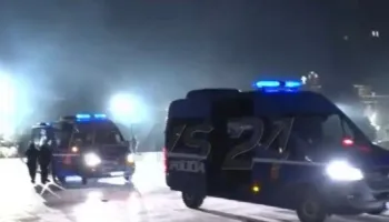 E paprecedentë! Policia ushtron dhunë e terror ndaj të rinjve dhe i merr në furgonë