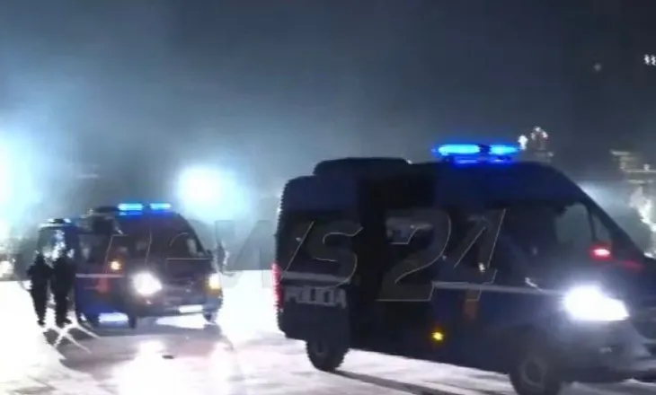 E paprecedentë! Policia ushtron dhunë e terror ndaj të rinjve dhe i merr në furgonë