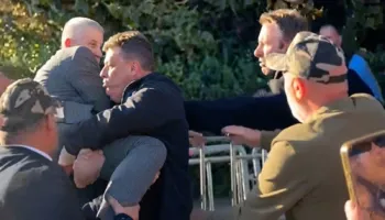 E papritur/ Protestuesit “fluturojnë” mbi gardh deputetin që po largohej nga seanca