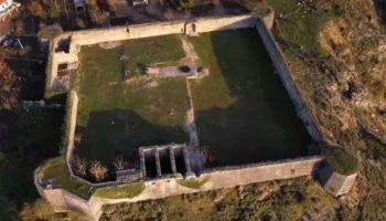 E pazakontë!/ Barkodi i Kalasë së Libohovës, në vend të historisë të çon në faqe filmash me pullë të kuqe