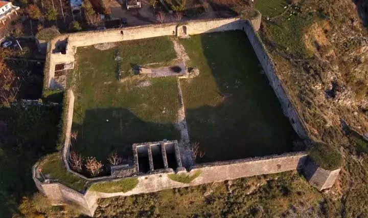 E pazakontë!/ Barkodi i Kalasë së Libohovës, në vend të historisë të çon në faqe filmash me pullë të kuqe
