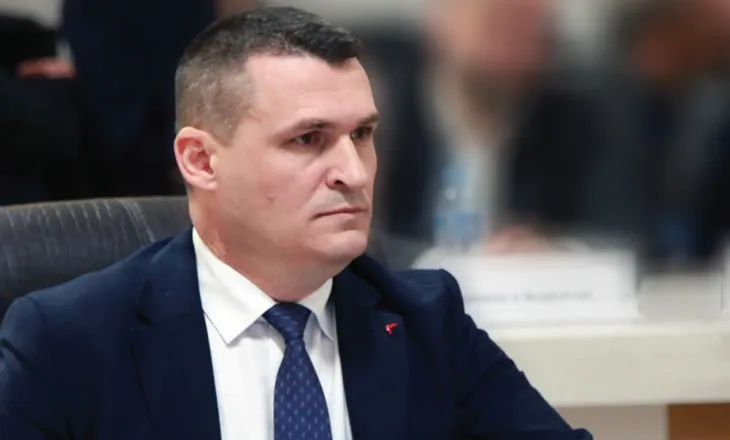 E pazakontë/ Ish-kreu i SPAK Altin Dumani kërkon që gjyqet të bëhen pa avokatë në sallën e GJKKO-së!