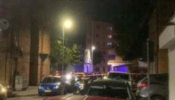 E RËNDË/ Atentat te Komuna e Parisit, një i vrarë gjendet në një automjet