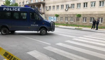 E RËNDË – Disa orë më parë denoncoi për dhunë në familje, gjendet në banesë e pajetë gruaja…