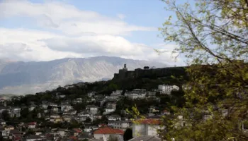 E rëndë në Gjirokastër, bie nga kati i dytë i një banese ku po kryente punime, humb jetën 64-vjeçari