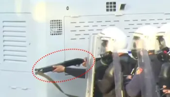 E rëndë: Shihni pamjet si gjuan policia me armë drejt protestueve