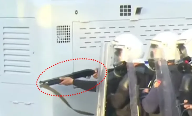 E rëndë: Shihni pamjet si gjuan policia me armë drejt protestueve