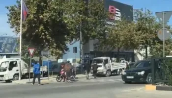 E zunë poshtë panelet e ngarkuara në kamion, humb jetën pronari i biznesit në Vlorë