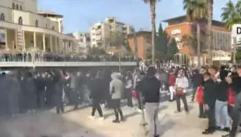 Edhe Durrësi në protestë, të rinjtë ndezin zjarr para bashkisë