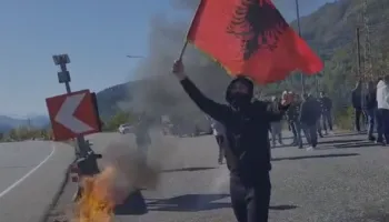 Edhe Mirdita në protestë, nxënësit djegin goma te Rruga e Kombit