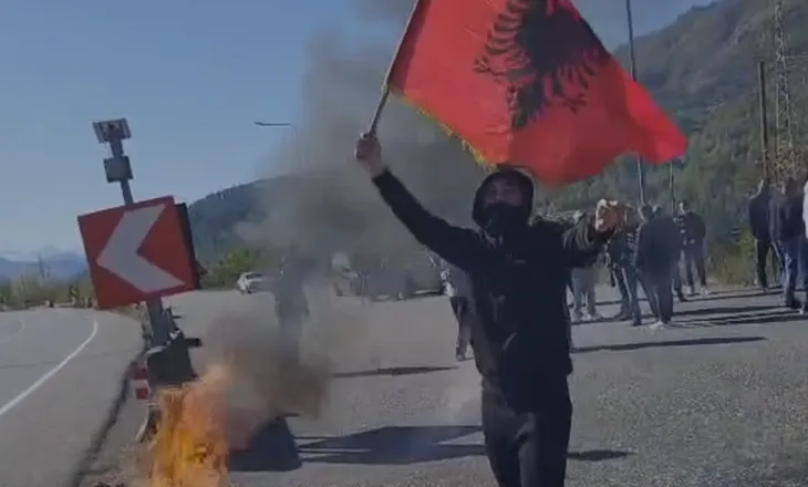 Edhe Mirdita në protestë, nxënësit djegin goma te Rruga e Kombit