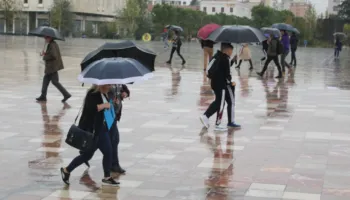 Edhe sot mos harroni çadrat! Pritet mot me reshje shiu, shtrëngata dhe breshër në disa zona