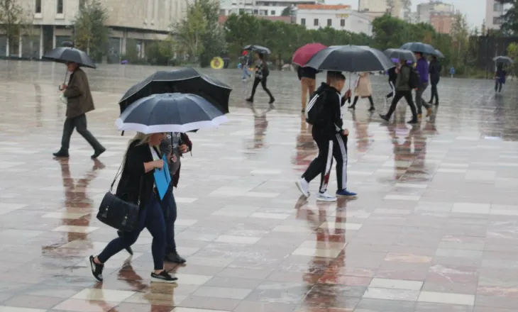 Edhe sot mos harroni çadrat! Pritet mot me reshje shiu, shtrëngata dhe breshër në disa zona