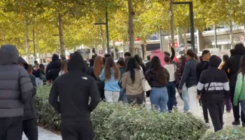 Edhe Vlora i bashkohet protestës së studentëve, të rinjtë braktisin auditorët dhe dalin në bulevard