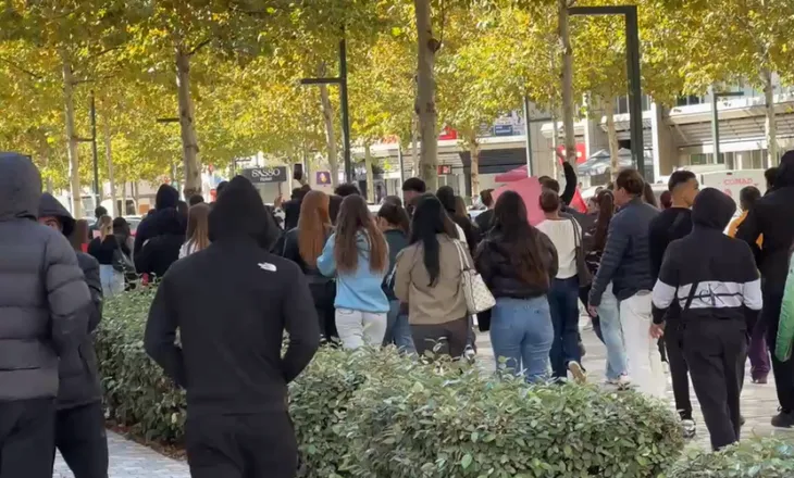 Edhe Vlora i bashkohet protestës së studentëve, të rinjtë braktisin auditorët dhe dalin në bulevard