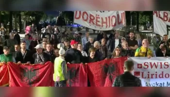‘Edi Rama o tradhtar…’ – Nis marshimi i protestuesve drejt Kryeministrisë
