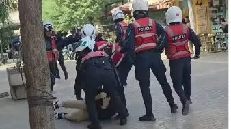 Efektivët dhunojnë adoleshentin. Thirrja për prindërit: Po rrahin fëmijët tuaj, dilni