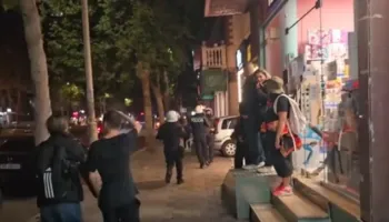 Efektivët mësyjnë nëpër rrugica e biznese private, terrorizohen turistët