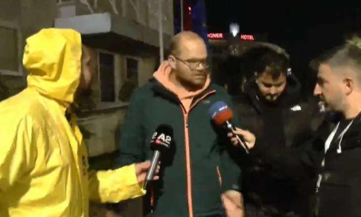 Efektivët ngacmojnë dy vajza te Kryeministria, Kalaja ndërhyn dhe filmon: Na goditën me shkopinj gome
