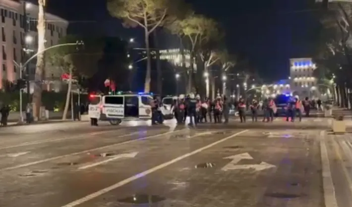 Efektivët Shqiponja mbërrijnë në Bulevard pas hedhjes së molotovëve