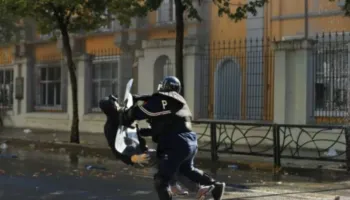 Efektivi e përplasi me forcë në tokë dhe e dhunoi, motra e të riut protestues: Ka fraktura në kafkë dhe shtyllën kurrizore! Mjeku: S’ka rrezik jete