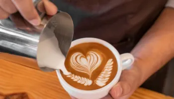 ‘Ekonomia e kafeneve’ e mban vendin të zhytur me produktivitet dhe paga të ulëta