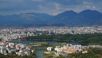 Ekonomia rritet lehtë në muajin shtator! Ndërtimi mban lart treguesin, bien industria, shërbimet dhe tregtia