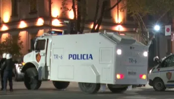 Ekskluzive/ Rama nxjerr në rrugë autobote të reja për të dhunuar të rinjtë protestues që i kërkojnë dorëheqjen