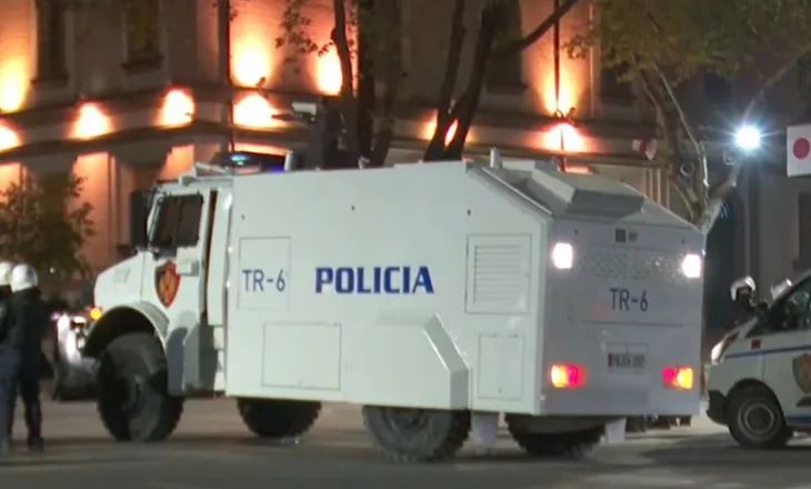 Ekskluzive/ Rama nxjerr në rrugë autobote të reja për të dhunuar të rinjtë protestues që i kërkojnë dorëheqjen