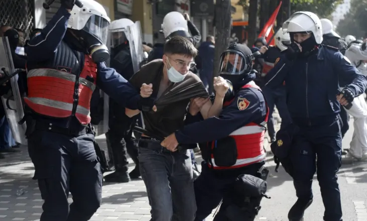 Ekspertët kërkojnë mbikëqyrjen e sjelljes së Policisë gjatë protestave