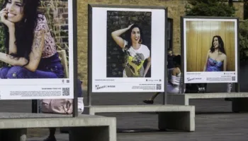 Ekspozita në Londër rikthen botën intime të Amy Winehouse përmes qindra objekteve të rikrijuara