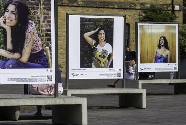 Ekspozita në Londër rikthen botën intime të Amy Winehouse përmes qindra objekteve të rikrijuara